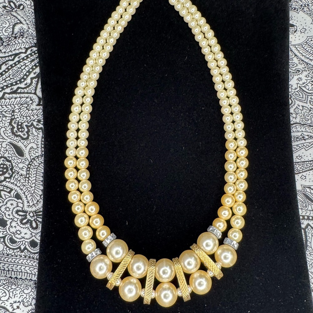 Elegant Vintage Pearl and rhinestone necklace.